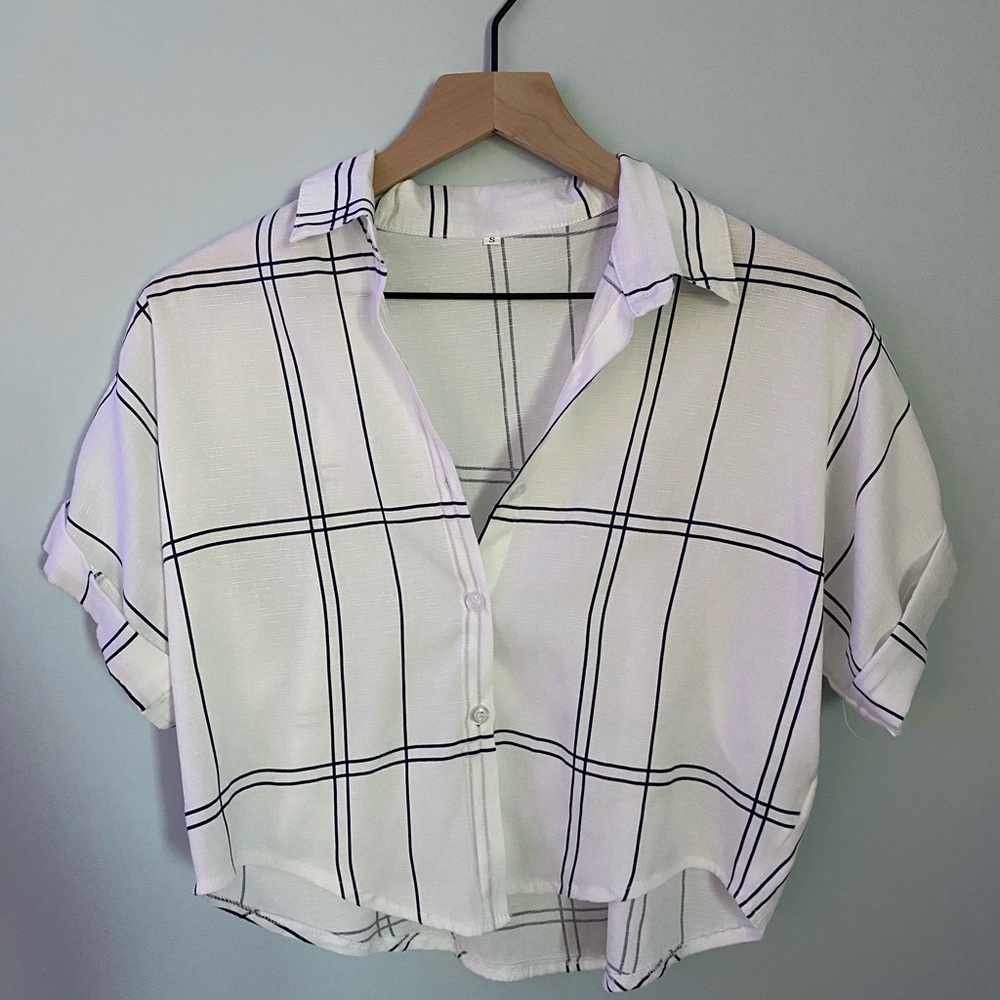 Women’s patterned button down crop top